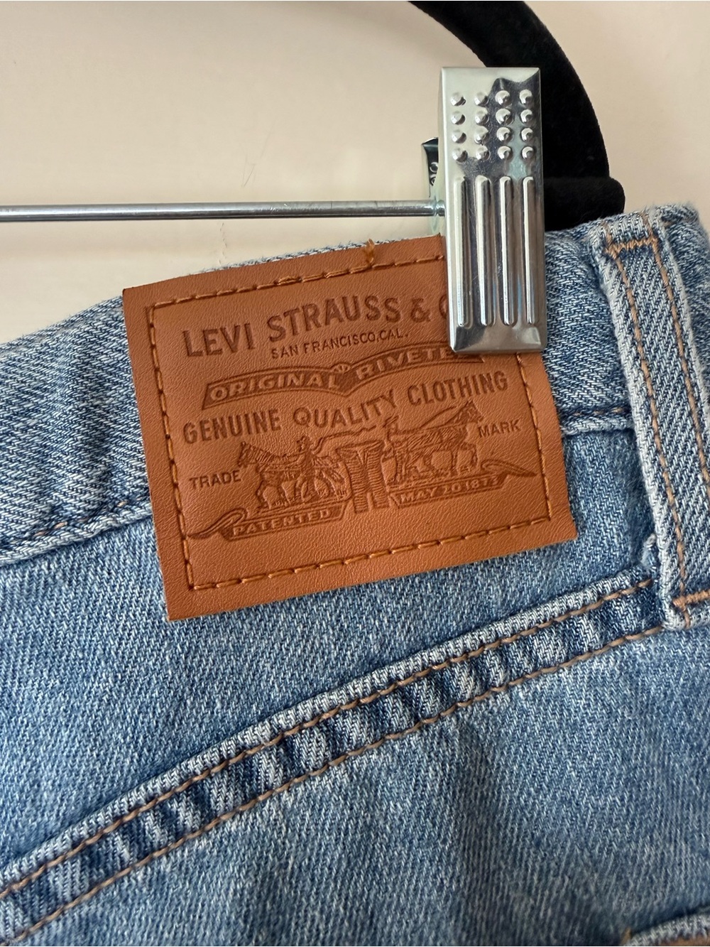 Levi’s Denim High Loose Shorts in Size 32 - Picture 13 of 16